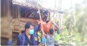 Petugas menurunkan jenazah Bayu, yang tewas tergantung di pondok, Sabtu (6/4/2024). Foto: Dok Polres Lubuklinggau.