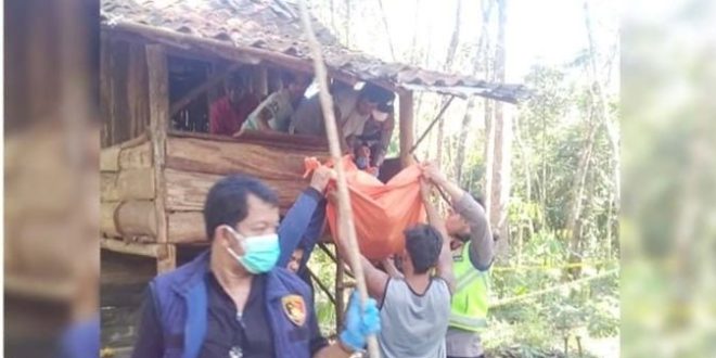 Petugas menurunkan jenazah Bayu, yang tewas tergantung di pondok, Sabtu (6/4/2024). Foto: Dok Polres Lubuklinggau.