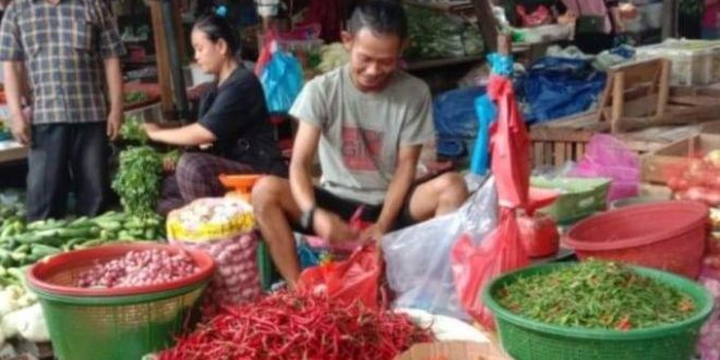 Pedagang kam5 Palembang yang menggelar sejumlah jenis cabai. Foto: JPNN.