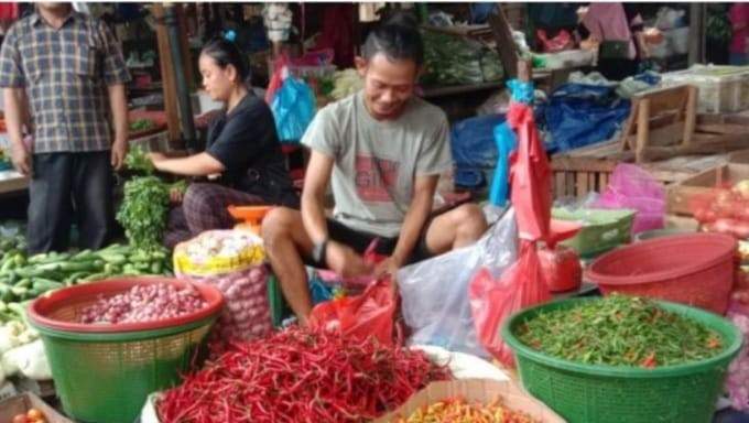 Pedagang kam5 Palembang yang menggelar sejumlah jenis cabai. Foto: JPNN.