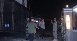 Petugas Pol PP gabungan terus memonitor larangan buka tempat hiburan selama Ramadhan di Kota Palembang, Senin (1/4/2024) malam. Foto: Sumselheadline/Pitria.