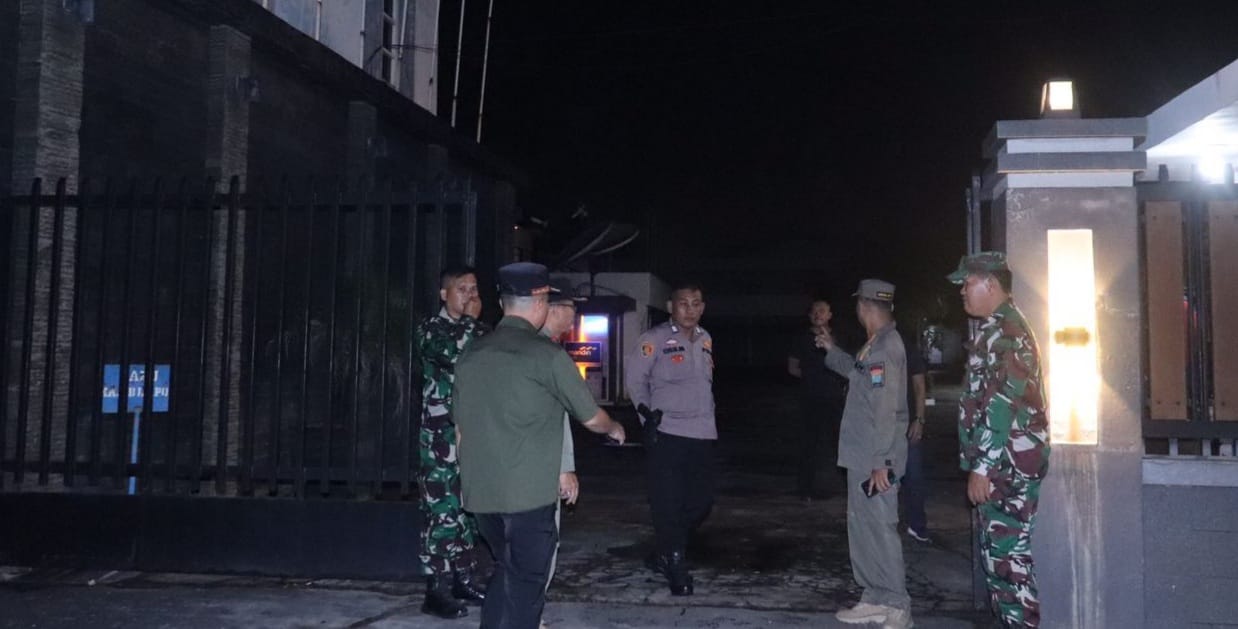 Petugas Pol PP gabungan terus memonitor larangan buka tempat hiburan selama Ramadhan di Kota Palembang, Senin (1/4/2024) malam. Foto: Sumselheadline/Pitria.