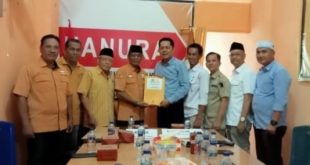 Hendri Juniansyah, r, Ketua DPC Partai Gerindra Kota Lubuklinggau, usai mengambil formulir di kantor DPC Hanura Lubuklinggau, Senin (29/4/2024). Foto: Sumselheadline/Rya.