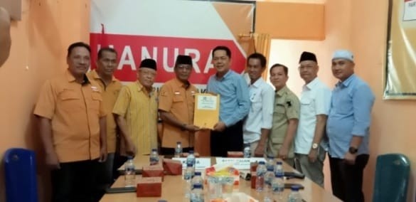 Hendri Juniansyah, r, Ketua DPC Partai Gerindra Kota Lubuklinggau, usai mengambil formulir di kantor DPC Hanura Lubuklinggau, Senin (29/4/2024). Foto: Sumselheadline/Rya.