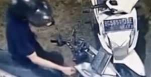 Aksi pelaku curanmor yang terekam CCTV. Foto: screenshot cctv.
