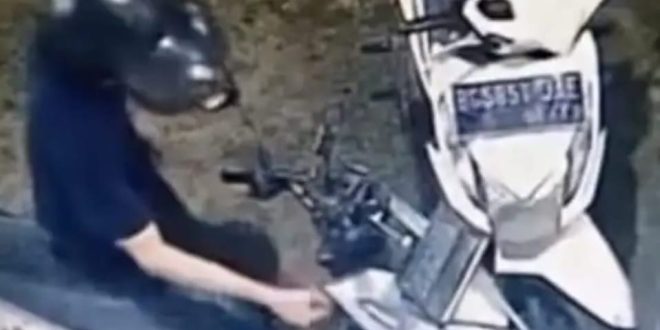 Aksi pelaku curanmor yang terekam CCTV. Foto: screenshot cctv.
