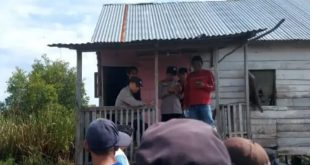Polisi melakukan olah TKP atas meninggalnya Deni, Senin (1/4/2024). Foto: Sumselheadline/Ela.