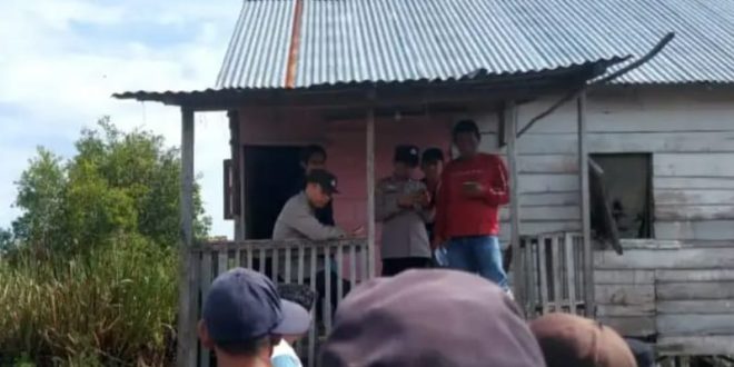 Polisi melakukan olah TKP atas meninggalnya Deni, Senin (1/4/2024). Foto: Sumselheadline/Ela.