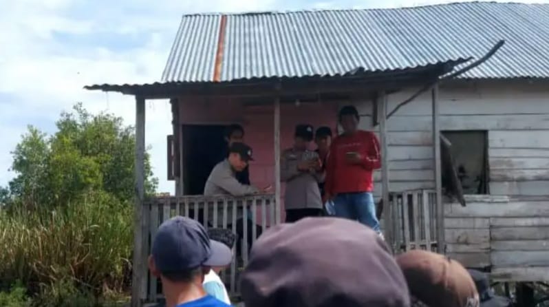 Polisi melakukan olah TKP atas meninggalnya Deni, Senin (1/4/2024). Foto: Sumselheadline/Ela.