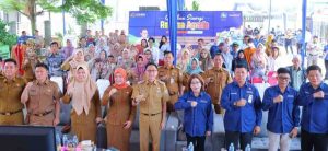 Penjabat Walikota Palembang Ratu Dewa hadir di Puncak Gerakan Sinergi Reforma Agraria Nasional yang juga di hadiri Kepala Kantor Pertanahan Nasional Sumatera Selatan, Asnawati dan Kepala Pertanahan Kota Palembang, Zamili di halaman Kantor Lurah Sungai Selincah, Kecamatan Kalidoni, Senin (22/4/2024). Foto: Sumselheadline/Pitria.