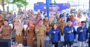 Penjabat Walikota Palembang Ratu Dewa hadir di Puncak Gerakan Sinergi Reforma Agraria Nasional yang juga di hadiri Kepala Kantor Pertanahan Nasional Sumatera Selatan, Asnawati dan Kepala Pertanahan Kota Palembang, Zamili di halaman Kantor Lurah Sungai Selincah, Kecamatan Kalidoni, Senin (22/4/2024). Foto: Sumselheadline/Pitria.