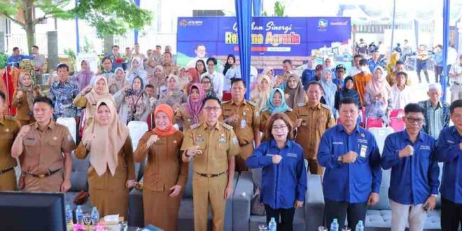 Penjabat Walikota Palembang Ratu Dewa hadir di Puncak Gerakan Sinergi Reforma Agraria Nasional yang juga di hadiri Kepala Kantor Pertanahan Nasional Sumatera Selatan, Asnawati dan Kepala Pertanahan Kota Palembang, Zamili di halaman Kantor Lurah Sungai Selincah, Kecamatan Kalidoni, Senin (22/4/2024). Foto: Sumselheadline/Pitria.