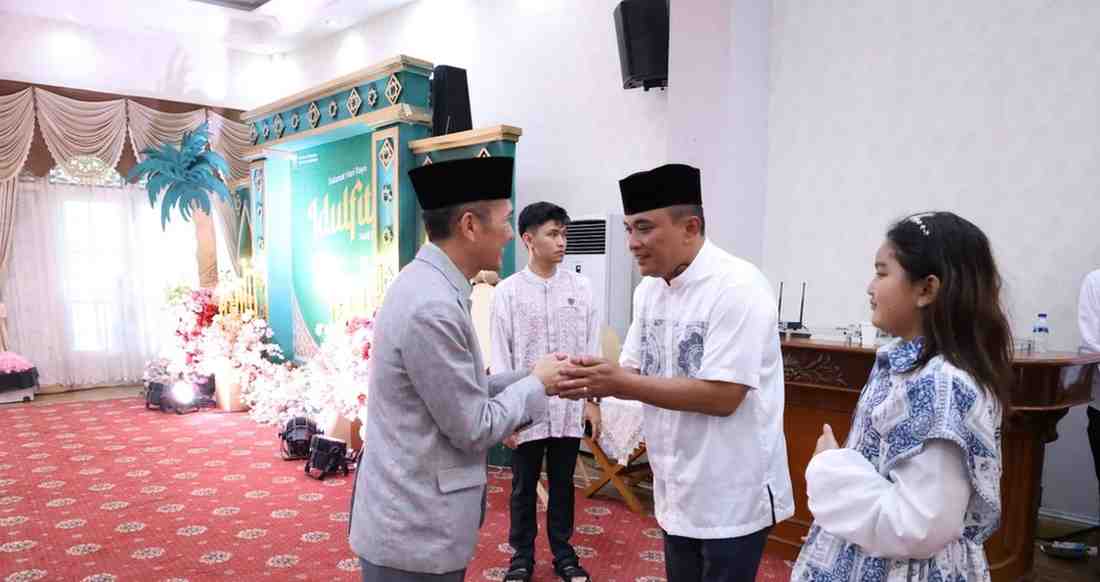 PJ Walikota Palembang, Ratu Dewa menerima kunjungan seluruh elemn masyarakat di rumah dinas walikota, Rabu (10/4/2024). Foto: Kominfo Palembang.