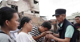 Pj Walikota Palembang, Ratu Dewa mendatangi sekaligus memberikan bantuan kepada para korban kebakaran di Puncak Sekuning, Selasa (9/4/2024). Foto: Kominfo Palembang.