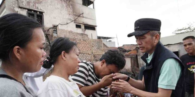 Pj Walikota Palembang, Ratu Dewa mendatangi sekaligus memberikan bantuan kepada para korban kebakaran di Puncak Sekuning, Selasa (9/4/2024). Foto: Kominfo Palembang.