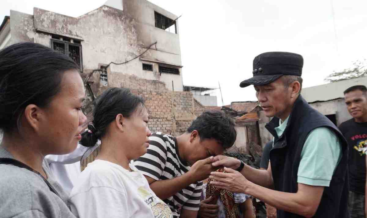 Pj Walikota Palembang, Ratu Dewa mendatangi sekaligus memberikan bantuan kepada para korban kebakaran di Puncak Sekuning, Selasa (9/4/2024). Foto: Kominfo Palembang.