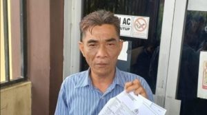 Mulyadi, MH menunjukkan bukti lapor atas dugaan pemalsuan dokumen, Selasa (30/4/2024). Foto: Sumselheadline/Ela.