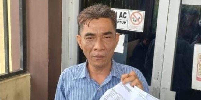 Mulyadi, MH menunjukkan bukti lapor atas dugaan pemalsuan dokumen, Selasa (30/4/2024). Foto: Sumselheadline/Ela.