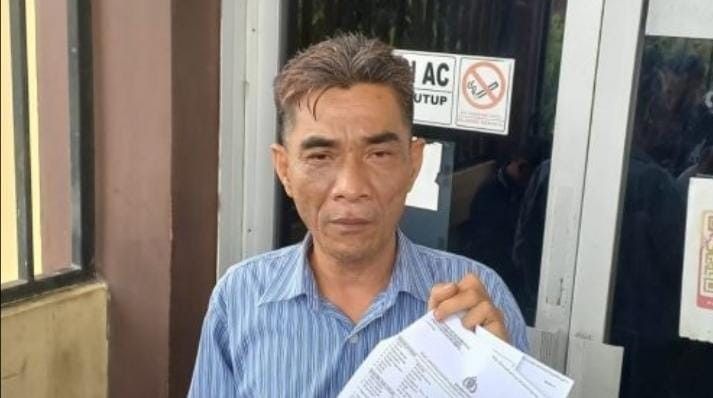 Mulyadi, MH menunjukkan bukti lapor atas dugaan pemalsuan dokumen, Selasa (30/4/2024). Foto: Sumselheadline/Ela.
