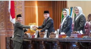 Usai dibacakan, DPRD Sumsel diawakili Ahmad Firdaus Ishak, SE., MSi menyerahkan berkas rekomendasi kepada Pj Gubernru Sumsel, Agus Fatoni, Senin (22/4/2024). Foto: Tim HUmas DPPRD Sumsel.
