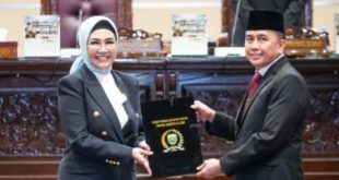 REKOMENDASI --Ketua DPRD Sumsel, Hj Anita Noeringhati, SH, MH menyerahkan rekomendasi DPRD Sumsel terhadap LKPG Gubernur Sumsel TA 2023 kepada Penjabat Gubernur Sumsel, Dr Agus Fatoni, Senin (22/4/2024). Foto: Tim DPRD Sumsel.