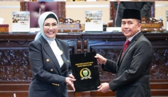 REKOMENDASI --Ketua DPRD Sumsel, Hj Anita Noeringhati, SH, MH menyerahkan rekomendasi DPRD Sumsel terhadap LKPG Gubernur Sumsel TA 2023 kepada Penjabat Gubernur Sumsel, Dr Agus Fatoni, Senin (22/4/2024). Foto: Tim DPRD Sumsel.