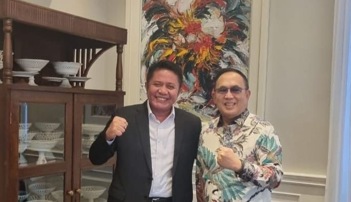 Eddy Santana Putra dan Herman Deru, yang bersilaturrahim di kediaman Herman Deru, Sabtu (13/4/2024). Foto: IST/OJIK.