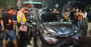 Salah satu mobil yang rusak akibat tabrakan beruntun di Jl Demang Lebar Daun, Palembang, Rabu (17/4/2024). Foto: Sumselheadline/Ela.