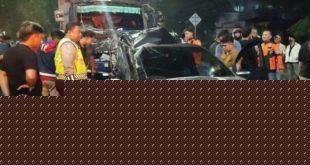 Salah satu mobil yang rusak akibat tabrakan beruntun di Jl Demang Lebar Daun, Palembang, Rabu (17/4/2024). Foto: Sumselheadline/Ela.