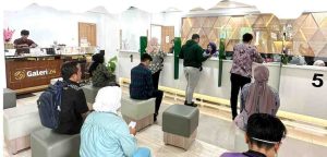 Masyarakat banyak mendatangi Kantor Pegadaian setelah libur Hari Raya Idul Fitri. Foto: Dok Yanti.