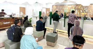 Masyarakat banyak mendatangi Kantor Pegadaian setelah libur Hari Raya Idul Fitri. Foto: Dok Yanti.
