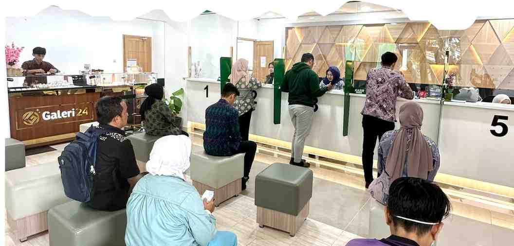 Masyarakat banyak mendatangi Kantor Pegadaian setelah libur Hari Raya Idul Fitri. Foto: Dok Yanti.