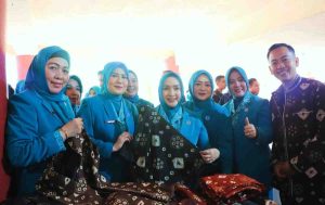 Tim PKK Muba dengan bangga memajang dasar jumputan yang diwarna dengan gambo, produk asli Muba, Sabtu (27/4/2024). Fotyo: Kominfo Muba.