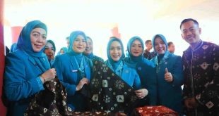 Tim PKK Muba dengan bangga memajang dasar jumputan yang diwarna dengan gambo, produk asli Muba, Sabtu (27/4/2024). Fotyo: Kominfo Muba.