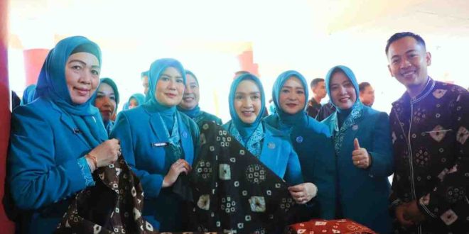 Tim PKK Muba dengan bangga memajang dasar jumputan yang diwarna dengan gambo, produk asli Muba, Sabtu (27/4/2024). Fotyo: Kominfo Muba.