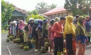 Suasana antre beli gas elpiji 3 kg di halaman kantor Kecamatan Lubuklinggau Timur I, Jumat (5/4/2024). Foto: Sumselheadline/Rya.