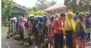 Suasana antre beli gas elpiji 3 kg di halaman kantor Kecamatan Lubuklinggau Timur I, Jumat (5/4/2024). Foto: Sumselheadline/Rya.