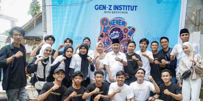 Generasi muda yang tergabung dalam Gen Z Institut dan Organisasi Kepemudaan, Minggu (28/4/2024) sore dialog ldengan Sekretaris Daerah Muba Apriyadi Mahmud di Coffe Thoke Desa Peninggalan Kecamatan Tungkal Jaya. Foto: Dok Gen Z Institute.