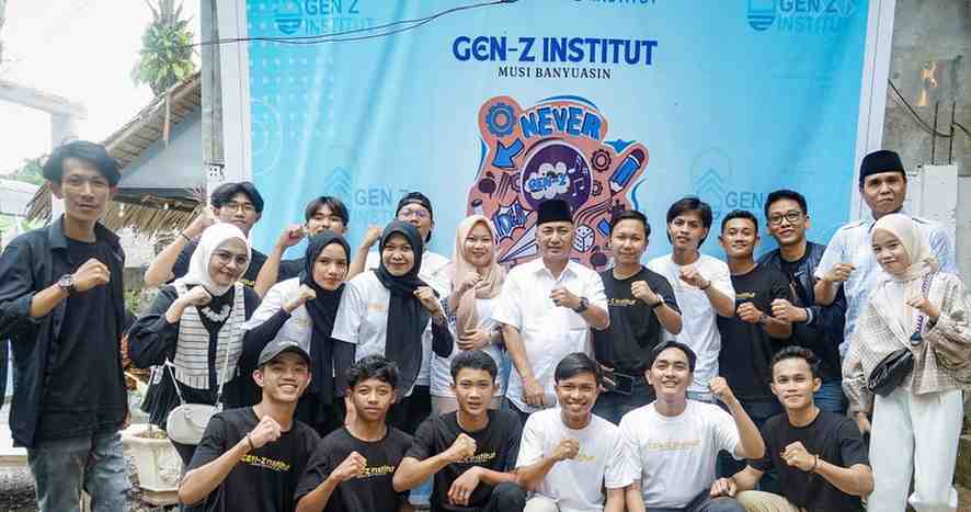 Generasi muda yang tergabung dalam Gen Z Institut dan Organisasi Kepemudaan, Minggu (28/4/2024) sore dialog ldengan Sekretaris Daerah Muba Apriyadi Mahmud di Coffe Thoke Desa Peninggalan Kecamatan Tungkal Jaya. Foto: Dok Gen Z Institute.