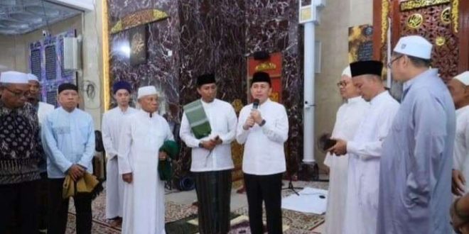 Pj Gubernur Sumsel, Agus Fatoni saat halal bihalal di Masjid Baiturrahman, Jalan Demang Lebar Daun, Palembang. Foto: Dok Humas Pemprov Sumsel.