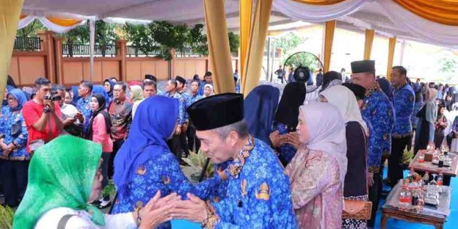 Pj Walikota Palembang, Ratu Dewa halal bihalal dengan ribuan guru di Palembang, Ravu (17/4/2024). Foto: Kominfo Palembang.