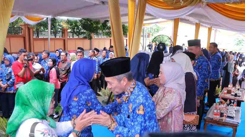 Pj Walikota Palembang, Ratu Dewa halal bihalal dengan ribuan guru di Palembang, Ravu (17/4/2024). Foto: Kominfo Palembang.