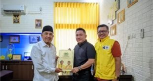 Haidri Kalingi yang mengambil formulir pendaftaran Bacawako Partai Golkar Palembang, Senin (15/4/2024). Foto: Dok Golkar Palembang.