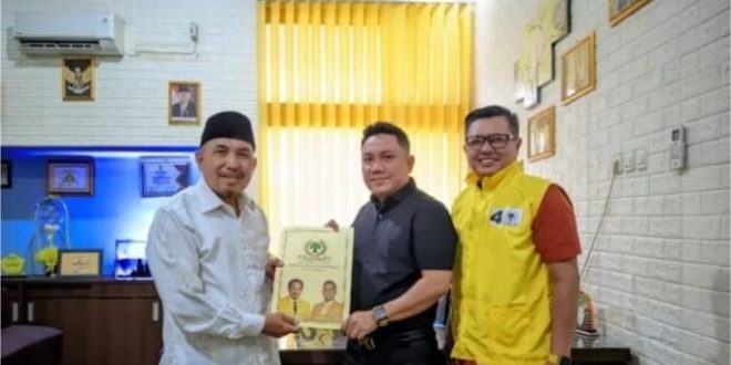 Haidri Kalingi yang mengambil formulir pendaftaran Bacawako Partai Golkar Palembang, Senin (15/4/2024). Foto: Dok Golkar Palembang.