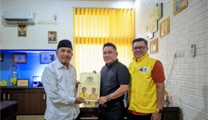 Haidri Kalingi yang mengambil formulir pendaftaran Bacawako Partai Golkar Palembang, Senin (15/4/2024). Foto: Dok Golkar Palembang.