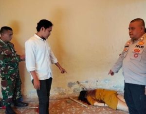 Polisi dan sejumlah warga menunjukkan korban pembunuhan di Palembang, Senin (15/4/2024). Foto: Sumselheadline/Ela.
