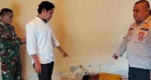 Polisi dan sejumlah warga menunjukkan korban pembunuhan di Palembang, Senin (15/4/2024). Foto: Sumselheadline/Ela.