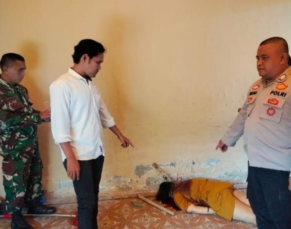Polisi dan sejumlah warga menunjukkan korban pembunuhan di Palembang, Senin (15/4/2024). Foto: Sumselheadline/Ela.