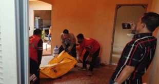 Polisi dan warga mengevakuasi jasad ibu dan anak yang tewas, Senin (15/4/2024). Foto: Sumselheadline/Fer.