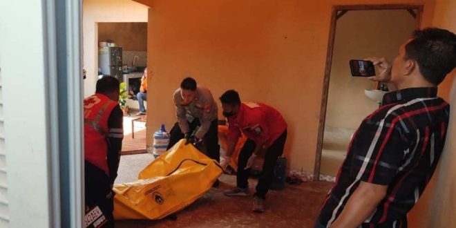 Polisi dan warga mengevakuasi jasad ibu dan anak yang tewas, Senin (15/4/2024). Foto: Sumselheadline/Fer.